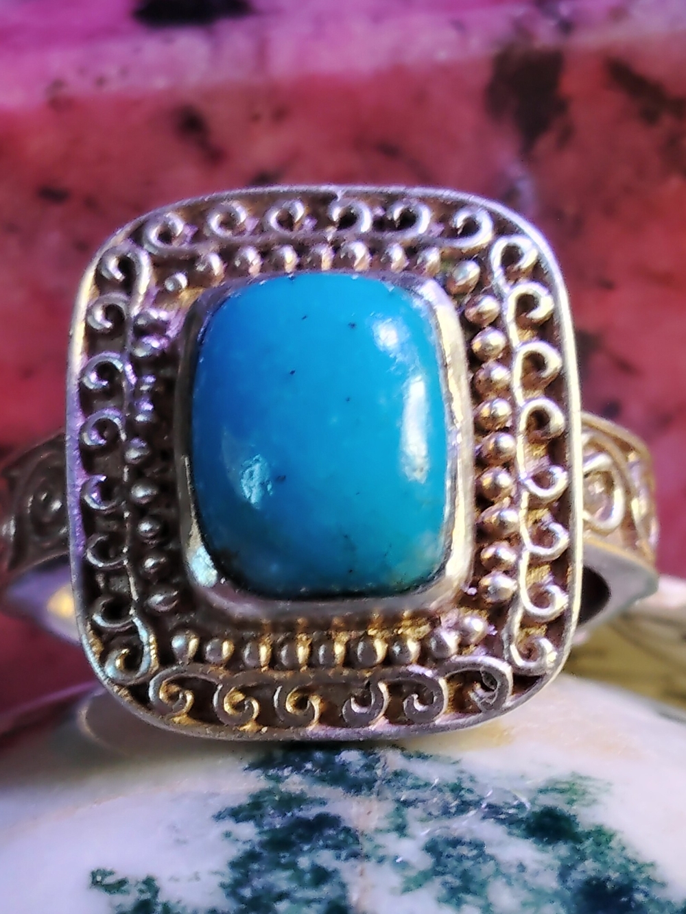 KINGSMAN TURQUOISE. SCROLLED MOTIF ON SHOULDERS. STERLING SILVER RING - SIZE-9